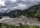 Përmbytje masive të menjëhershme godasin kufirin Nepal-Kinë, qindra të zhdukur dhe shumë të tjerë dyshohet se kanë vdekur